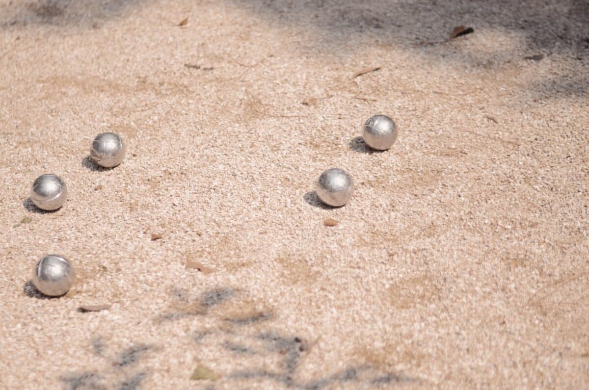 Comment construire un terrain de pétanque et quelles dimensions respecter ?