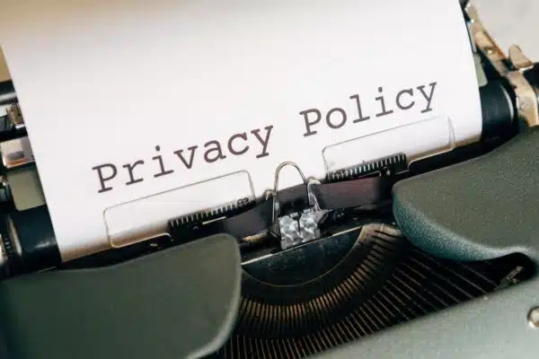 Les enjeux éthiques de l’utilisation de l’informatique : la surveillance et la vie privée en ligne