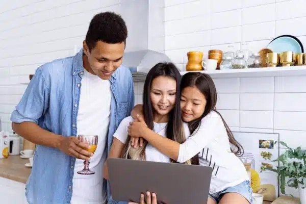 Trouver l’équilibre sain dans la gestion des écrans en famille : astuces et bonnes pratiques