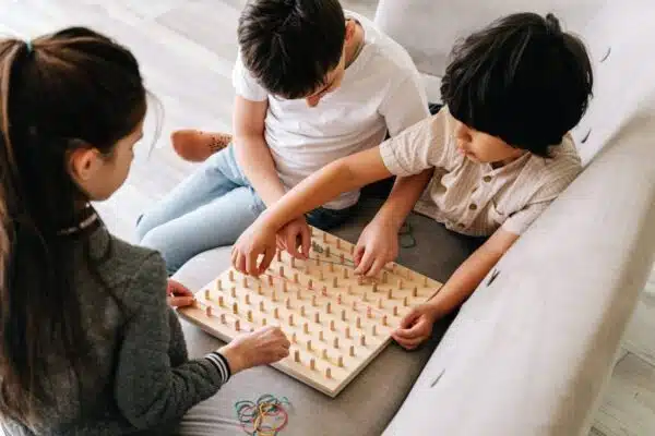 Les nombreux bénéfices des jeux de société pour l’épanouissement des enfants