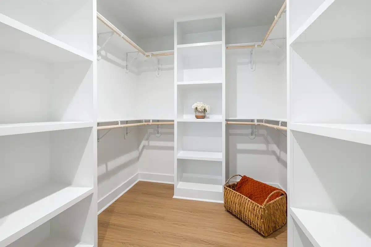 Les clés d’un dressing parfaitement organisé pour gagner du temps et de l’espace