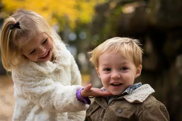 Apprendre aux enfants à exprimer et gérer leurs émotions de manière saine : les clés d’une gestion émotionnelle épanouissante