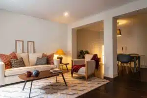 Créer une ambiance cocooning dans votre salon : les astuces à connaître