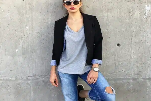 Portez votre blazer noir avec des sneakers pour un look décontracté