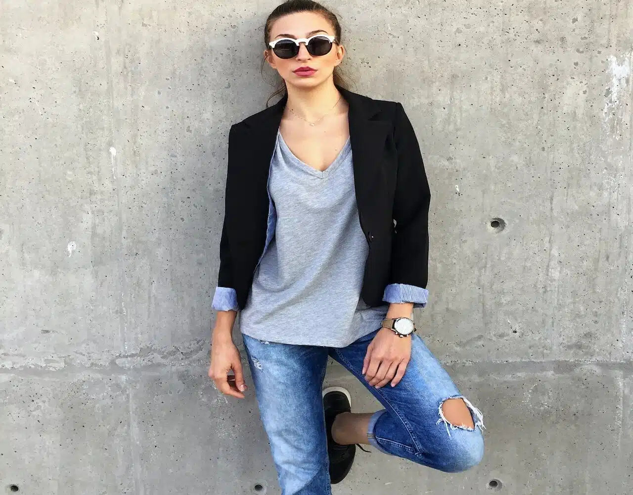 Portez votre blazer noir avec des sneakers pour un look décontracté