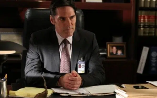 Esprits criminels : qu’est-il arrivé à Thomas Gibson après qu’il ai été congédié pour avoir donné un coup de pied à un producteur ?