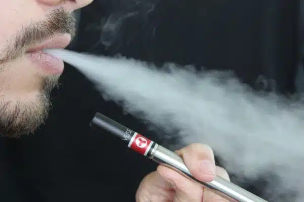 Comment inhaler la vapeur avec une cigarette électronique ?