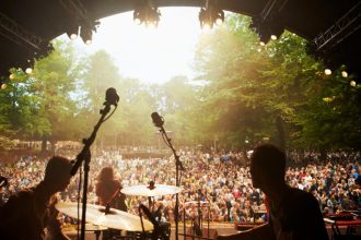 Expérience unique : pourquoi les festivals de musique font vibrer le public ?