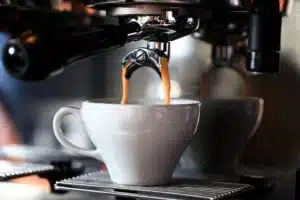 Les avantages d’un détartrage régulier de votre machine à café