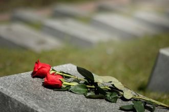 L’art de la décoration de tombe originale : comment allier beauté et souvenir ?