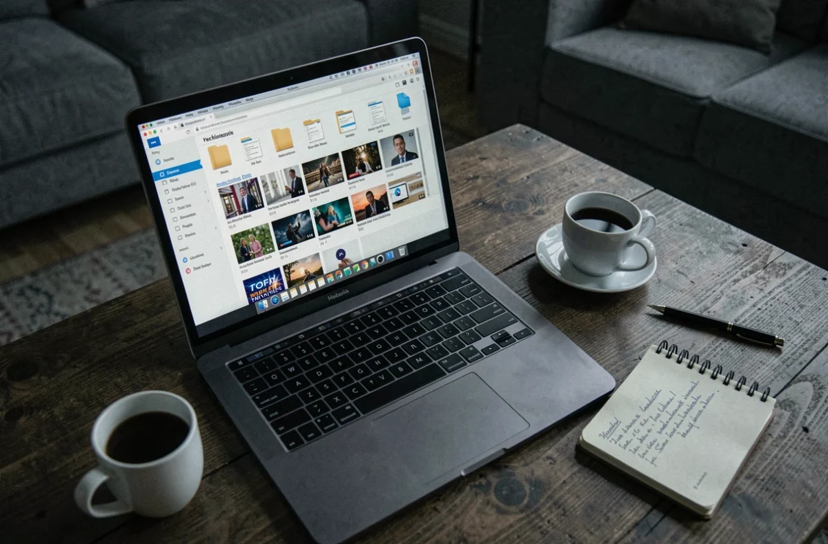 Ordinateur portable affichant une interface de gestion de fichiers vidéo avec notes manuscrites sur la confidentialité numérique