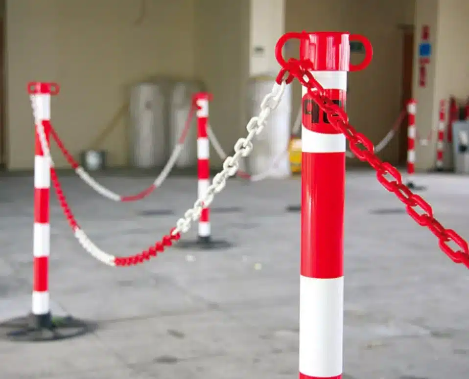 A quoi servent les poteaux de balisage ou poteaux de signalisation à chaîne ?