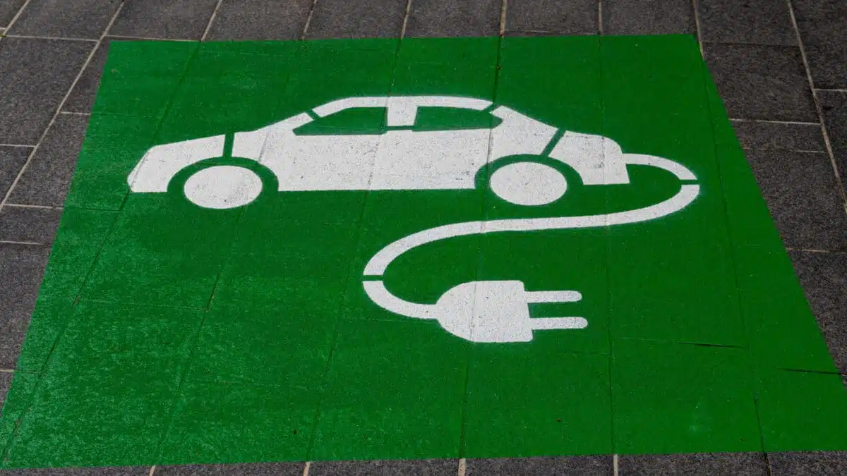 Pourquoi passer à la voiture électrique ? Les avantages et enjeux environnementaux